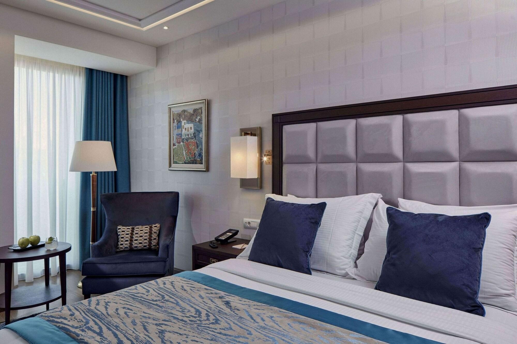 Electra Metropolis Hotel Athena Bagian luar foto Deluxe Room
